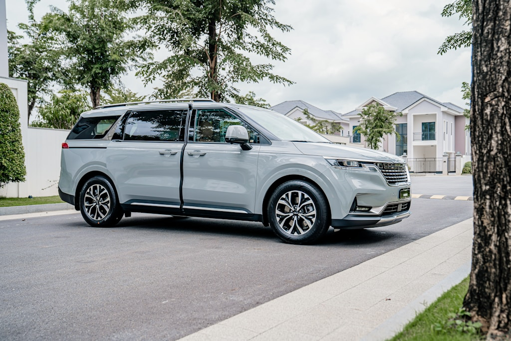 Ford Focus C-Max vs Toyota Sienna – porównanie samochodów rodzinnych